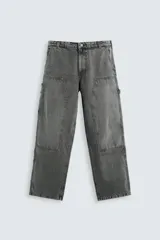 Pantalón gris de corte relaxed fit, con cinco bolsillos, efecto lavado, aplicación de tira y bolsillo multifunción en perneras. Cierre frontal con cremallera y botón.
