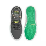 Zapatillas de skate Emerica The Low Vulc X Creature, color gris con detalles en verde y amarillo.