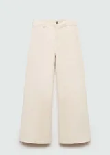 Pantalón de jean color crudo, corte culotte, tiro alto, con cierre de cremallera y botón, trabillas, bolsillos traseros, bajo deshilachado y tejido elástico.