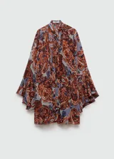 Vestido corto evasé con estampado paisley en tonos marrón, naranja y lila. Tiene cuello redondo con lazo, mangas largas con volantes, forro interior y cinturón desmontable.