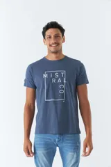 Remera azul de hombre, de manga corta, con logo en goma y arte estampado.