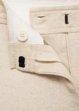 Short de vestir color beige, con bolsillos laterales y cierre invisible en la parte trasera.