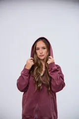 Cardigan con capucha color bordó, con efecto lavado y cierre frontal.