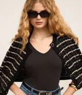 Musculosa negra con escote en V y breteles con lazo.