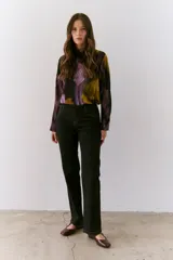 Pantalón de jean azul oscuro, de corte recto y tiro alto.