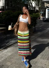 Pollera midi tejida a crochet con diseño a rayas horizontales de colores.