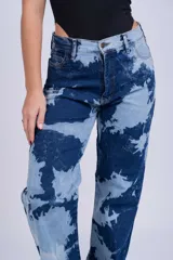 Pantalón de jean de tiro alto con corte wide leg y efecto tie-dye en tonos celeste y azul.