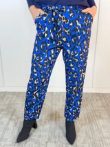 Pantalón de poliéster y spandex con estampado animal print en tonos azul, negro y beige.