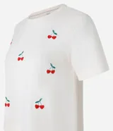 Remera color crema de algodón con bordados de cerezas rojas y hojas verdes.