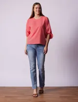 Blusa de gasa color blanco, marca Sioni, de corte recto y mangas 3/4 amplias con abertura y botón.