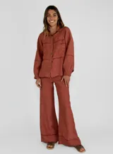 Pantalón de lino color amarillo, de corte palazzo y tiro alto.