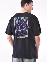 Remera blanca de corte oversized con logo pequeño estampado en el pecho.