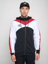 Campera con capucha Umbro de felpa negra, blanca y roja con cierre frontal y logo bordado en el pecho.