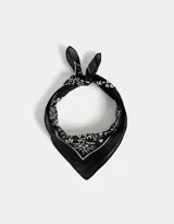 Pañuelo cuadrado negro con estampado floral blanco.