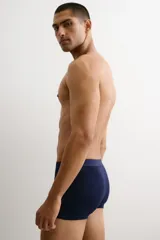 Pack de tres calzoncillos tipo trunk de color azul marino, con cintura elástica y costuras planas. Confeccionados con tecnología Lycra® Xtra Life™.