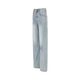 Pantalón de jean celeste de pierna ancha con roturas en ambas rodillas.