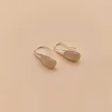 Aros colgantes de plata 925 con dije de nácar en forma de lágrima.