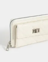 Billetera negra de cuerina con diseño acolchado, formato fichero, bolsillo frontal con broche y botón, cierre superior circundante y monedero interno con cierre.