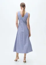 Vestido midi evasé con estampado de rayas azules y blancas, tirantes anchos y cuello de pico.