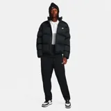 Campera puffer Nike negra con cierre frontal, cuello alto y logo bordado en el pecho.