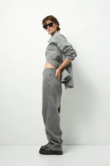 Jean oversized de tiro bajo, color negro, con grandes bolsillos traseros y diseño cómodo.
