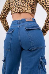 Pantalón de jean azul con corte holgado y bolsillos cargo.