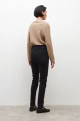 Jegging negro de denim con cintura elástica.