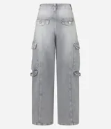 Pantalón recto de jeans gris oscuro, con bolsillos cargo laterales, trabillas en la cintura y cierre con botón y cremallera.