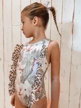 Traje de baño entero con estampado floral y de leopardo, con volados en los laterales.