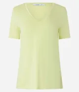 Blusa verde de viscosa con escote en V y mangas cortas.