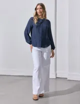 Blusa azul marino de manga larga con cuello redondo con detalle de broderie y cierre frontal con botones.