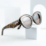 Lentes de sol con montura de carey y lentes marrones. Inspirados en la tendencia mocha mousse, con protección UV400.