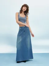 Musculosa corta de color azul piedra con escote cuadrado y breteles anchos.