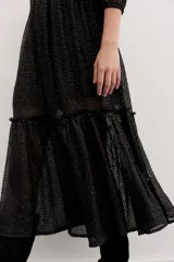 Vestido largo negro de tul bordado con lentejuelas y canutillos, mangas ballon y escote redondo.