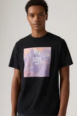 Remera negra de corte clásico con estampa rectangular en el frente que representa un paisaje montañoso en tonos naranja y violeta, con el logo de Levi's superpuesto.