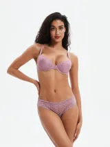 Conjunto de ropa interior de encaje floral color lila, compuesto por un corpiño con aro y breteles regulables, y una bombacha tipo culotte con cintura elástica.