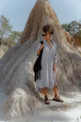 Vestido camisero largo color crudo, con cuello clásico, mangas 3/4 y cierre frontal con botones.