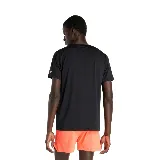 Remera deportiva negra de manga corta, con logo de New Balance estampado en el pecho en color gris y blanco.