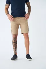 Bermuda cargo color beige con bolsillos laterales, logo bordado, cremallera, cierre y pasa cintos.