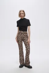 Calza acampanada con estampado animal print de leopardo en tonos marrones.