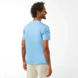 Remera celeste de manga corta con estampado blanco de palmeras y texto "Tropical Trip Maui Island 14.772 Great Paradise Rainforest".