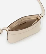 Cartera bandolera pequeña color crema, confeccionada en material sintético con cierre de cremallera y asa larga regulable.