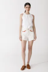 Short de denim de calce amplio y tiro alto, con ruedo desflecado y detalles de crochet en el borde de los bolsillos frontales.