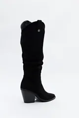 Bota texana de caña alta color negro, con punta fina, taco cuadrado y cierre lateral.