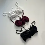 Top sin mangas de diseño recortado, con tirantes ajustables y detalles fruncidos en la parte frontal.