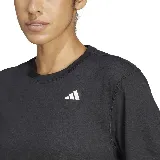 Camiseta deportiva Adidas We Min Tee color gris oscuro con logo blanco en el pecho.