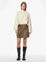 Minifalda animal print con estampado de leopardo, cierre con cremallera, bolsillos delanteros y traseros, cintura alta y trabillas para cinturón.