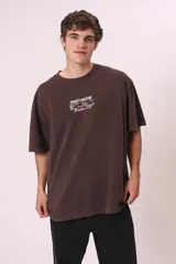 Camiseta de manga corta, color gris oscuro con efecto lavado, corte oversize y cuello redondo. Presenta texto estampado en blanco en el pecho que dice "CREW MEMBER".