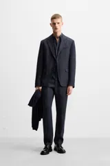 Blazer azul marino de lino, corte regular fit, con solapas de muesca, cierre de dos botones, bolsillo de vivo en el pecho, bolsillos de solapa en la cadera, aberturas en la espalda y puños con botones.