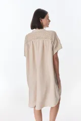 Vestido camisero celeste de lino con cuello mao, manga corta con detalle de calado y bolsillo de crochet.